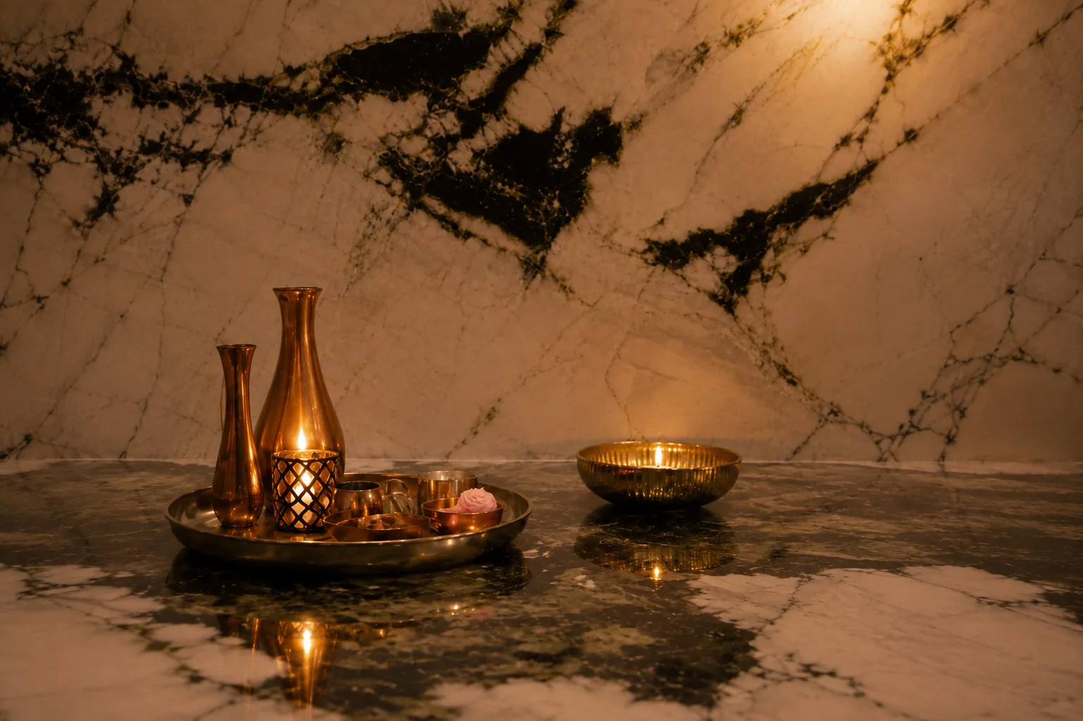 Plateau en laiton, bougie et bol de hammam sur une console en marbre